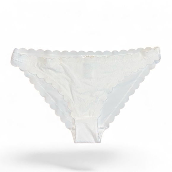 H&M Women’s White Scalloped Textured Bikini Bottoms - Picture 1 of 4